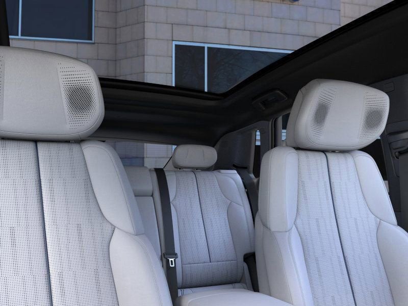 2025 Cadillac LYRIQ Luxury 2