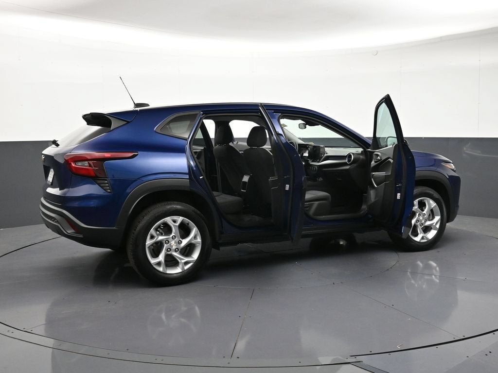 2024 Chevrolet Trax LS - Photo 32
