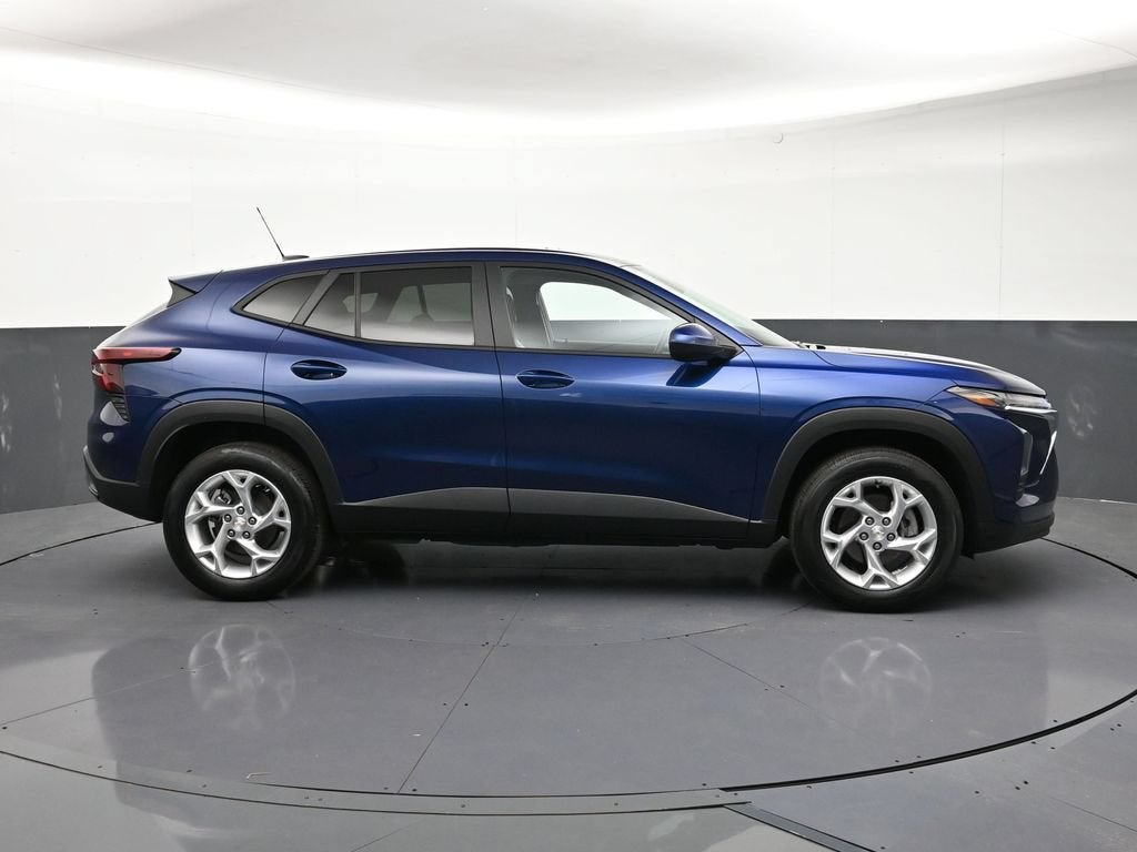 2024 Chevrolet Trax LS - Photo 6